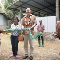 perwakilan PT Cargill Indonesia saat menyerahkan sapi potong untuk program penggemukan.